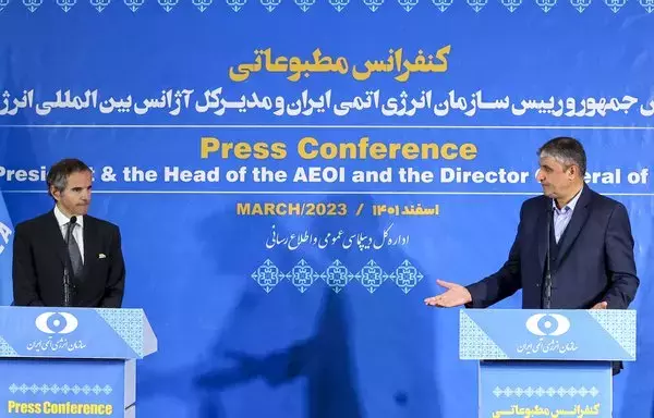 Director of the Atomic Energy Organization of Iran Mohammad Eslami (R) and International Atomic Energy Agency (IAEA) chief Rafael Grossi hold a press conference in Tehran on March 4. [Atta Kenare/AFP]