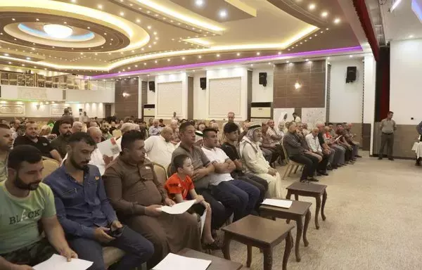 Internally displaced Iraqis who returned to their homes in Ninawa province receive services that support their voluntary return and their reintegration into the community on August 18. [Iraqi Ministry of Migration and Displacement]