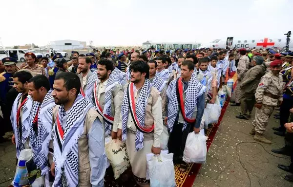 سجناء حوثيون يمنيون سابقون يتجمعون بعد النزول من طائرة تابعة للجنة الدولية للصليب الأحمر لدى وصولهم إلى العاصمة صنعاء يوم 16 نيسان/أبريل. أطلقت جماعة الحوثي والقوات الحكومية سراح عشرات السجناء يوم 16 نيسان/أبريل لإكمال عملية تبادل للسجناء استمرت 3 أيام شملت نحو 900 سجين وتعزيز آمال إنهاء الحرب الأهلية التي طال أمدها. [محمد حويس/وكالة الصحافة الفرنسية]