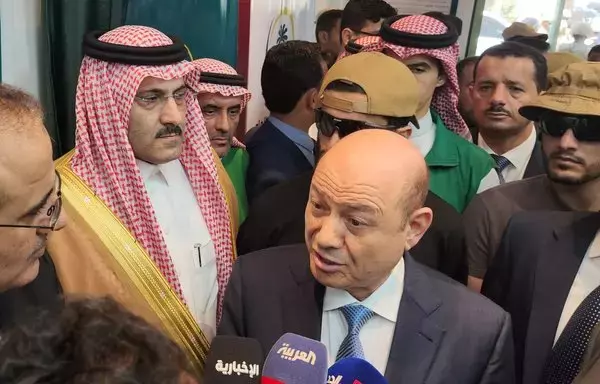 السفير السعودي إلى اليمن محمد آل جابر يستمع إلى رئيس مجلس القيادة الرئاسي التابعة للحكومة اليمنية رشاد العليمي أثناء افتتاح مستشفى أعيد تأهيله في عدن بتاريخ 10 أيار/مايو. [صالح العبيدي/وكالة الصحافة الفرنسية]