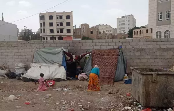 A family in Sanaa's Bayt Baws district has been residing in this makeshift shelter on an unpaved street. [Yazan Abdul Aziz/Al-Fassel]