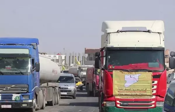 Water tankers provided by the Syrian Democratic Forces bring water to al-Hasakeh residents to make up for the interruption of the supply of drinking water to the area in the late summer of 2022. [SDF]