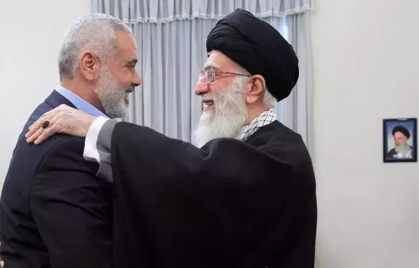 زعيم حماس إسماعيل هنية يلتقي المرشد الأعلى الإيراني علي خامنئي في طهران عام 2017. [Khamenei.ir]