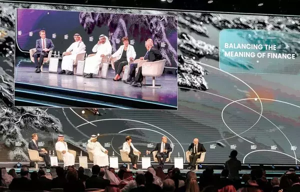 مشاركون في جلسة حوارية في مؤتمر مبادرة مستقبل الاستثمار السنوي في المملكة العربية السعودية بالرياض يوم 25 تشرين الأول/أكتوبر. [فايز نور الدين/وكالة الصحافة الفرنسية]