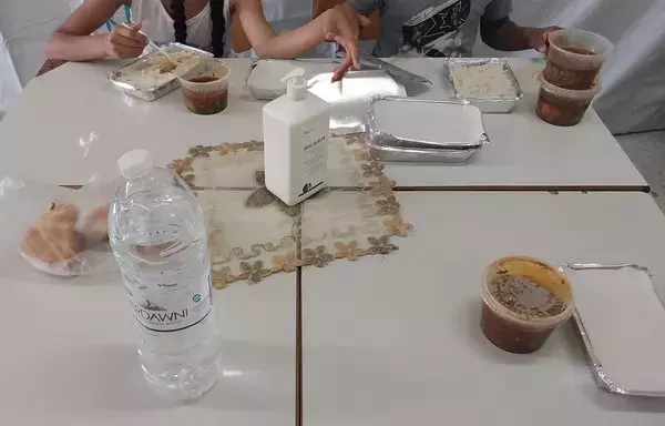 Families displaced from their villages on the southern Lebanese border receive food from charitable organizations at the Lebanese University's Faculty of Science in Tyre. [Janoub Sweid]