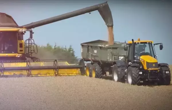 The Egyptian government has turned to wheat harvesting machines to reduce costs and increase production capacity. [Screenshot from Information and Decision Support Center video, posted March 3, 2022]