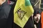 
امرأة عراقية ترفع علم ميليشيا كتائب حزب الله المدعومة من إيران خلال مسيرة لإحياء يوم القدس في شارع أبو نواس ببغداد يوم 29 نيسان/أبريل 2022. [صباح عرار/وكالة الصحافة الفرنسية]        