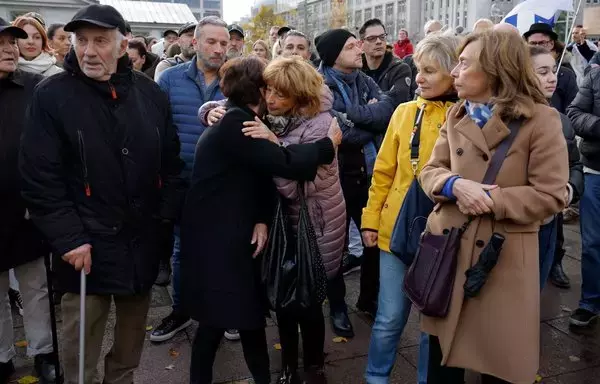 متظاهرون يتعانقون في 5 تشرين الثاني/نوفمبر في برلين بألمانيا خلال تجمع داعم لإسرائيل والرهائن المحتجزة لدى حركة حماس الإرهابية. وشنت حماس هجوما إرهابيا بجنوب إسرائيل في 7 تشرين الأول/أكتوبر مشعلة حربا مع إسرائيل. [أود أندرسن/وكالة الصحافة الفرنسية]