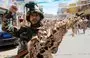 
مقاتل موال للحوثيين المدعومين من إيران يردد شعارات خلال عرض عسكري في شوارع صنعاء للتعبير عن التضامن مع حركة حماس يوم 15 تشرين الأول/أكتوبر. [محمد حويس/وكالة الصحافة الفرنسية]        