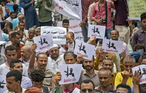 Yemeni demonstrators demand the end of a years-long blockade imposed by Yemen's Houthis on the Yemeni city of Taez on July 26, 2022. [Ahmad al-Basha/AFP]