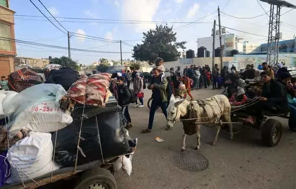 فلسطينيون على متن عربات تجرها الحمير خلال فرارهم نحو مناطق أكثر أمانا عقب استئناف الغارات الإسرائيلية على خان يونس في جنوب قطاع غزة في 1 كانون الأول/ديسمبر، بعد انتهاء هدنة مدتها 7 أيام بين إسرائيل وحماس. [محمود الهمص/وكالة الصحافة الفرنسية]