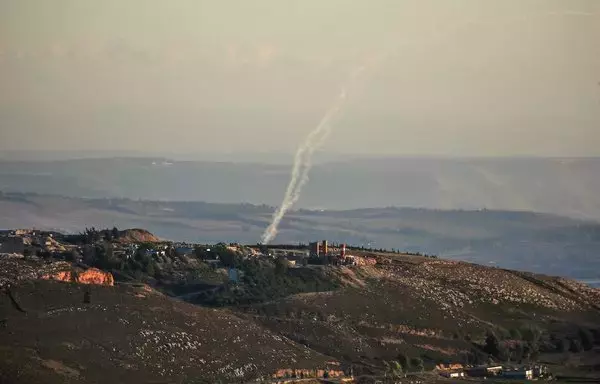 صورة التقطت من جنوب لبنان بالقرب من الحدود الشرقية مع إسرائيل، تظهر صواريخ أطلقها حزب الله باتجاه إسرائيل في 21 تشرين الثاني/نوفمبر وسط حالة التوتر المتزايدة عبر الحدود. [وكالة الصحافة الفرنسية]