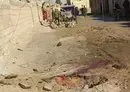 
سكان محليون ينظرون إلى الدمار والدماء في الشارع بعد هجوم صاروخي شنه مسلحون مدعومون من إيران في الشدادي، سوريا، في 26 كانون الأول/ديسمبر. [من الأرشيف]        