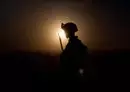 
جندي أميركي يستعد للصعود على متن طائرة من طراز إم في-22 أوسبري في موقع بالقرب من التنف في سوريا عام 2018. [مشاة البحرية الأميركية]        