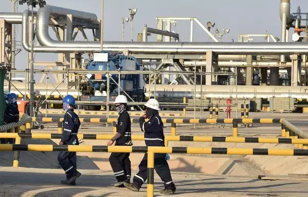 Employees of Aramco oil company work in Saudi Arabia's Abqaiq oil processing plant. [Fayez Nureldine/AFP]