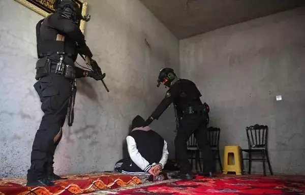 Two soldiers from Iraqi elite units arrest an ISIS element during a security operation in the provinces of Diyala and Kirkuk, on February 5. [Iraqi Counter-Terrorism Service]