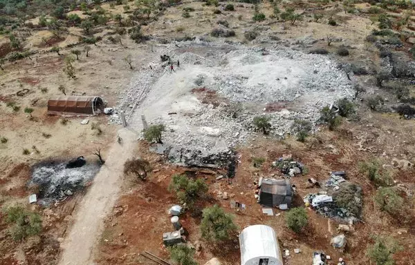 صورة التقطت من الجو في 1 تشرين الثاني/نوفمبر 2019 تظهر مكان مقتل زعيم داعش أبو بكر البغدادي بغارة نفذتها قوات أمريكية خاصة بالقرب من قرية بريشا الصغيرة شمالي غربي سوريا. [عمر الحاج قدور/وكالة الصحافة الفرنسية]