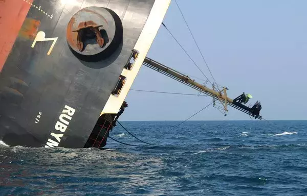 صورة التقطت في 7 آذار/مارس تظهر سفينة الشحن روبيمار وهي مغمورة جزئيا بالمياه قبالة ساحل اليمن. غرقت السفينة بعد أن استهدفت بهجوم صاروخي حوثي متسببة بمخاطر بيئية خطيرة في ظل احتمال تسرب آلاف الأطنان من الأسمدة إلى البحر الأحمر، حسبما حذر مسؤولون وخبراء. [خالد زياد/وكالة الصحافة الفرنسية]