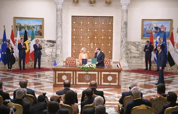 Egyptian President Abdel Fattah al-Sisi and European Commission President Ursula von der Leyen sign a new 'strategic and comprehensive partnership' agreement on March 17. [Official Spokesman for the Presidency of the Republic]