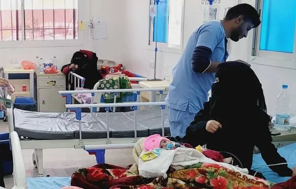 Parents sit beside their children who are suffering from hemolysis at the emergency department in Al-Sabeen Hospital in Sanaa. [Photo courtesy of Yazan Abdul Aziz]