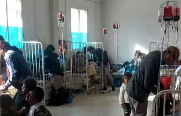 Children suffering from hemolysis with their parents at the emergency department in Al-Sabeen Hospital in Sanaa. [Photo courtesy of Yazan Abdul Aziz]