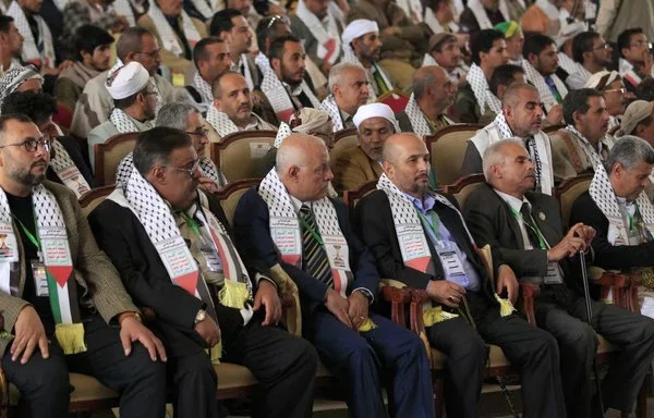 مشاركون في مؤتمر حول فلسطين نظمه الحوثيون في صنعاء بتاريخ 1 نيسان/أبريل. [محمد حويس/وكالة الصحافة الفرنسية]