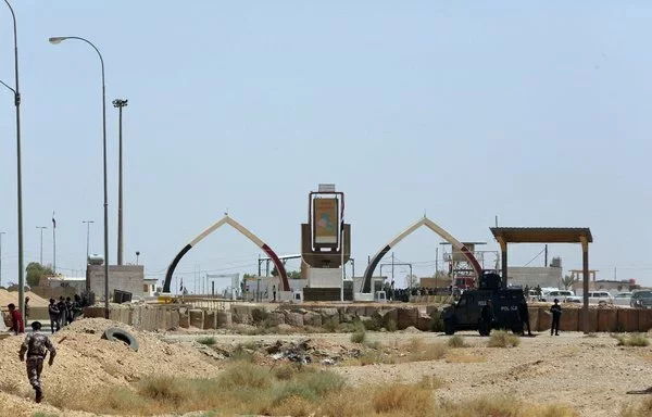 Jordanian security forces stand guard at al-Karameh/Trebil border crossing with Iraq on August 30, 2017. [Khalil Mazraawi/AFP]