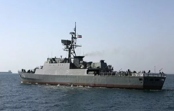 An Iranian navy warship is seen here in the Strait of Hormuz on April 30, 2019. [Atta Kenare/AFP]