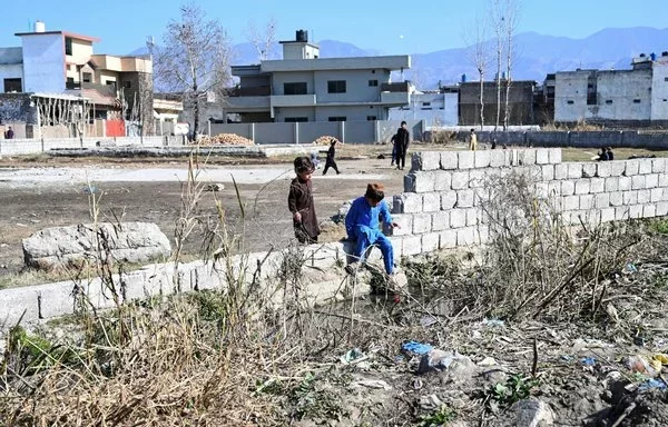 فتيان يلعبون في موقع المجمع المدمر لقائد تنظيم القاعدة السابق أسامة بن لادن في 11 شباط/فبراير 2021 شمال أبوت أباد في باكستان. [فاروق نعيم/وكالة الصحافة الفرنسية]