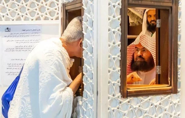 The Saudi Ministry of Religious Affairs spreads religious awareness during the hajj season via booths like this one, photographed on June 20. [Saudi Press Agency]