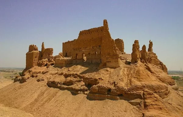 Al-Rahba citadel in eastern Syria's Deir Ezzor province. [Zoeperkoe/Wikimedia Commons/CC BY-SA 4.0]