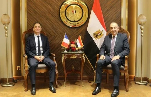 Egyptian Minister of the Public Enterprise Sector Mohammed Shimi meets with French Ambassador Éric Chevallier on June 28 to follow up on joint plans to bolster the industrial sector. [Prime Minister's Office]