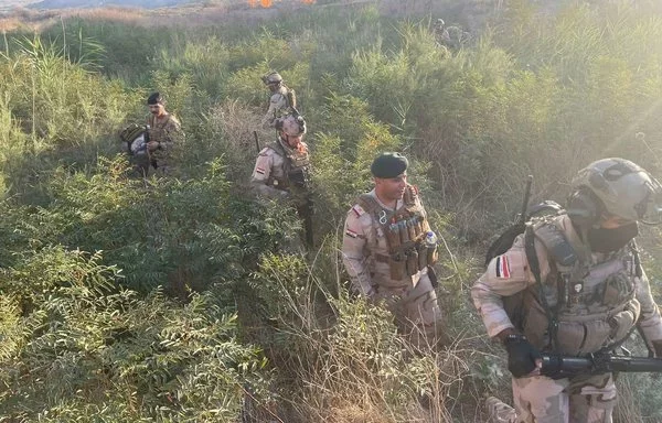 Iraqi forces conduct a sweep in search of ISIS elements as part of a five-province security operation on June 30. [Security Media Cell]