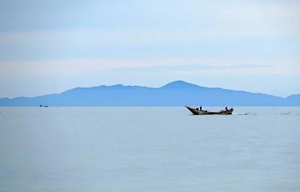 Fishermen sail near Zuqar island off Yemen's al-Hodeidah, May 3, 2021. [Khaled Ziad/AFP]