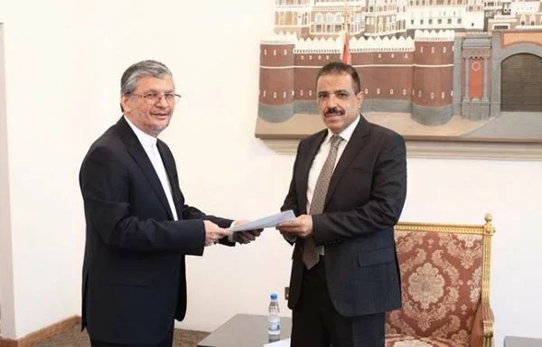 New Iranian ambassador to Sanaa Ali Mohammed Ramadani (L) presents his credentials to Houthi official Jamal Amer on August 27. The appointment is highly irregular as Iran is the only country that recognizes the Houthis' illegitimate government. [Social media]