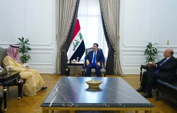 Iraqi Prime Minister Mohammed Shia al-Sudani (center) meets with Saudi Foreign Minister Faisal bin Farhan in Baghdad on August 22. [Office of the Iraqi Prime Minister]