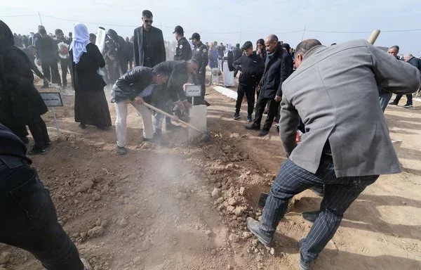 Mourners during a mass funeral for Yazidi victims of ISIS whose remains were found in a mass grave in the northern Iraqi village of Kojo in 2021. [Zaid AL-OBEIDI / AFP]