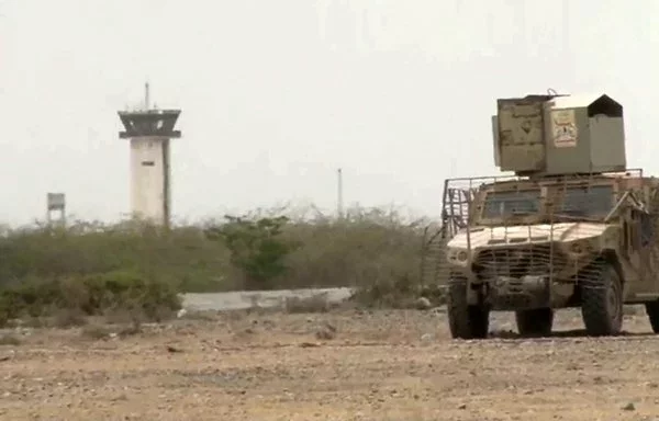 A grab from an AFPTV video shows Yemeni pro-government forces, backed by the Arab coalition, advancing against the Houthis near al-Hodeidah airport on June 19, 2018. [Nabil Hasan/AFPTV/AFP]