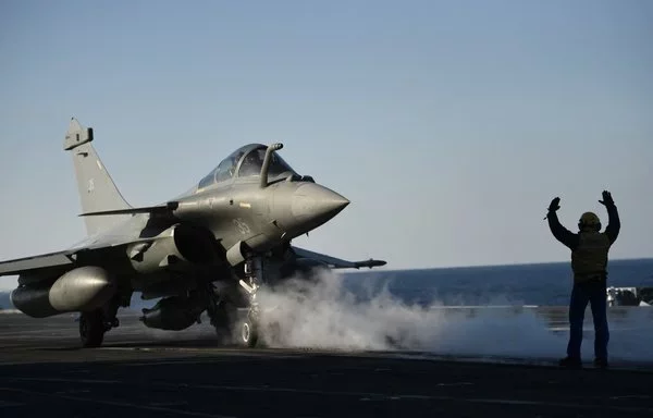 A French Rafale fighter takes off from the Charles de Gaulle aircraft carrier in the Mediterranean Sea on December 9, 2016. [Stephane de Sakutin/POOL/AFP]