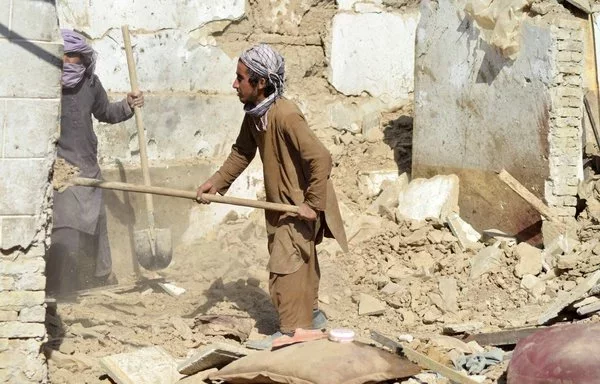 عمال أفغان يرفعون ركام مخبأ مشتبه به لتنظيم داعش فرع خراسان في قندهار في تشرين الثاني/نوفمبر. [جواد تنفير/وكالة الصحافة الفرنسية]