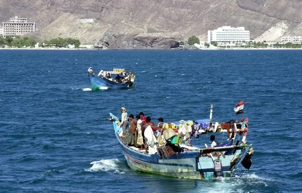 Yemeni fishermen are seen off the coast of Aden, opposite the city's trade free zone, in May 2006. [Khaled Fazaa/AFP]