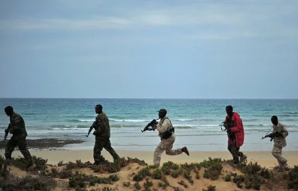 Somali security forces patrol along the coast of Qaw, in Puntland, Somalia, where armed militant groups have been active, on December, 18, 2016. [Mohamed Abdiwahab/AFP]