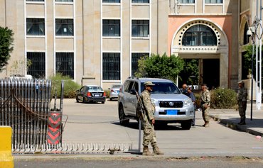Houthis force civil servants to work without pay under imprisonment threat