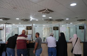 Experts warn Iraq against illicit Iran banking partnerships