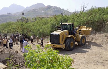 Yemenis rebuild infrastructure while Houthis pursue war