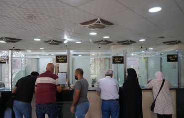 Iraq devalues dinar to escape severe liquidity crisis